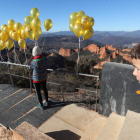 Una suelta de globos precedió a la presentación de un monolito en el mirador de Orellán. ANA F. BARREDO
