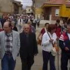 Los representantes municipales encabezan la marcha por las calles de Leguna de Negrillos