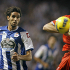 David Catalá lanza el balón ante el delantero Lassad.