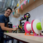 Pablo Núñez, emprendedor que utiliza el espacio y la tecnología del fablab, que está en San Andrés del Rabanedo. SECUNDINO PÉREZ