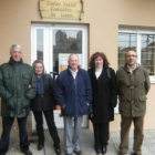 Los concejales del PP con los representantes vecinales de La Palomera.