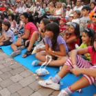 Numeroso público observa una de las funciones del festival de teatro de calle.