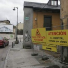 La calle Hospital ya está cortada al tráfico por las obras