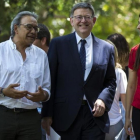 El líder socialista valenciano, Ximo Puig, con miembros de su equipo, en la presentación de su candidatura a la reelección al frente del partido, este lunes, 19 de junio, en el Jardín Botánico de València.