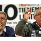 Los secretarios generales de CCOO, Ignacio Férnandez Toxo (d), y de UGT, Cándido Méndez (i), durante la rueda de prensa que han ofrecido en la sede de UGT, previa al inicio de la manifestación por el Primero de Mayo.