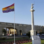 La bandera republicana izada en la Plaza Constitución de Cádiz.