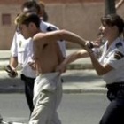 En la imagen, uno de los detenidos en un barrio de la capital hispalense por apedrear a unos agentes