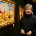 Carrillo posa junto a uno de los cuadros que exhibe en la galería leonesa Bernesga