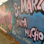 Las brigadas municipales llegaron ayer hasta los bordes del grafiti que alude al 8 de marzo