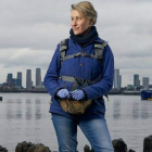 Lara Maiklen, rebuscadora de objetos en el barro del río Támesis. TWITTER