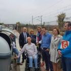Fernández, Gancedo y la directora del CRE, delante del contenedor. DL