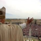 El Papa, ayer, durante la bendición Urbi et Orbi en San Pedro del Vaticano