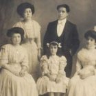 Pedro Blanco (1883-1919), con sus alumnas en una imagen de época.