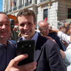 Pablo Casado, con simpatizantes del PP, el domingo en Ávila. /