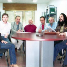Los regidores de Oencia y Sobrado rodeados de los empresarios pizarreros de la zona.