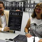 El novelista y divulgador Javier Sierra, y la concejala de Cultura Margarita Torres, en la presentación del evento. MARCIANO PÉREZ