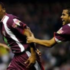 Julio César Baptista y Alves celebran uno de los goles conseguidos ayer en San Mamés