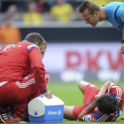 Javi Martínez, atendido tras caer lesionado.