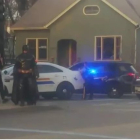 Un hombre disfrazado de Batman se ofrece a la policía de Kelowna (Canadá).