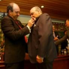 El presidente de la Audiencia, Rodríguez Quirós, recibe la insignia de Derecho