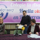 El director del colegio, Luis Enríquez, ayer junto a dos integrantes de la comunidad educativa. ANA F. BARREDO