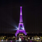 La Torre Eiffel el pasado domingo, teñido de la luz rosa contra el cáncer. ETTIENNE LAURENT