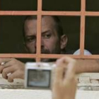 Uno de los franceses fuma en una ventana del Palacio de Justicia