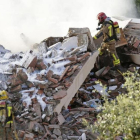 Los bomberos trabajan entre los escombros de la casa unifamiliar derrumbada tras una explosión en Collbató.