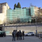Varias personas observan las obras que realiza el Ayuntamiento de Segovia.