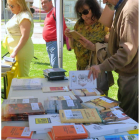 Lectura compartida de libros en la campa frente a la Biblioteca Universitaria. DL