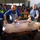 Luis, un especialista en el arte de la matanza del gocho, se encargó de limpiar el animal.