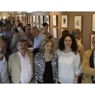Uno de los alumnos posa con Carraledo, la esposa del doctor Romero, Macarena Ruiz y José Antonio Rom