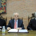 Núñez Pérez, en el centro, junto al rector de la Universidad, José Ángel Hermida a la derecha