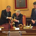 El alcalde de León entrega a Fernando Ónega una copia de los Decreta, una reproducción del Gallo de San Isidoro y la chaquetilla de la Capitalidad Gastronómica.