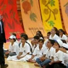 El primer ministro israelí, Ariel Sharón, saluda a un grupo de escolares en su primer día de clase