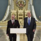 Putin y el rey Juan Carlos, en un momento de la ceremonia oficial de ayer.