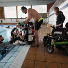 Enrique San Millán se prepara para participar en su bautismo de buceo solidario tras depositar un juguete Playmobil. JESÚS F. SALVADORES