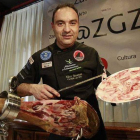El maestro cortador de jamón Nico Jiménez apadrina la primera edición de Saborea Boñar. DL