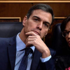 El jefe del Gobierno, Pedro Sánchez, y la vicepresidenta Carmen Calvo, en el Congreso.