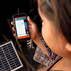 Las tecnologías traen innovación —placa solar para cargar un móvil— y a veces son objetos de abuso. EFE