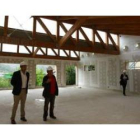 Miguel Martínez, con un responsable de la obra, en el gran salón con capacidad para 200 personas.