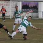 Andy intenta cortar el avance de un jugador rival; el defensa tuvo que retirarse lesionado a los 86