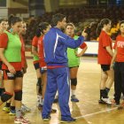 El técnico, Javi Callejo, junto con sus jugadoras en un entrenamiento.