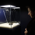 Una mujer contempla una vitrina del Museo de Alhajas, en una foto de archivo.