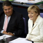 La cancillera alemana, Angela Merkel, con el líder del SPD y vicecanciller, Sigmar Gabriel, su socio de coalición.