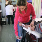 Un hombre dona sangre en una de las unidades móviles, en una fotografía de archivo. ANA F. BARREDO