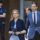 La infanta Cristina y su marido tras asistir a la presentación de las conclusiones. CATI CLADERA