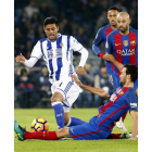 Vela intenta zafarse de Busquets durante el partido entre la Real y el Barcelona. JUAN HERRERO