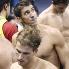 Phelps rodeado por sus compañeros tras ganar el oro en la final de relevos 4x100m estilos.
