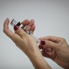Una enfermera se prepara para aplicar una vacuna. EFE/FERNANDO BIZERRA JR